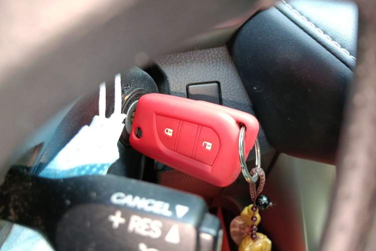 Used Toyota RAV4 2019 2.0L CVT Two-Wheel Drive Pioneer Edition China VI Standard Vehicle Key