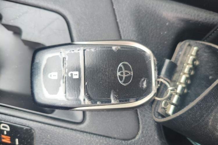 Used Toyota RAV4 2019 2.0L CVT Two-Wheel Drive Luxury Version China VI Standard Vehicle Key