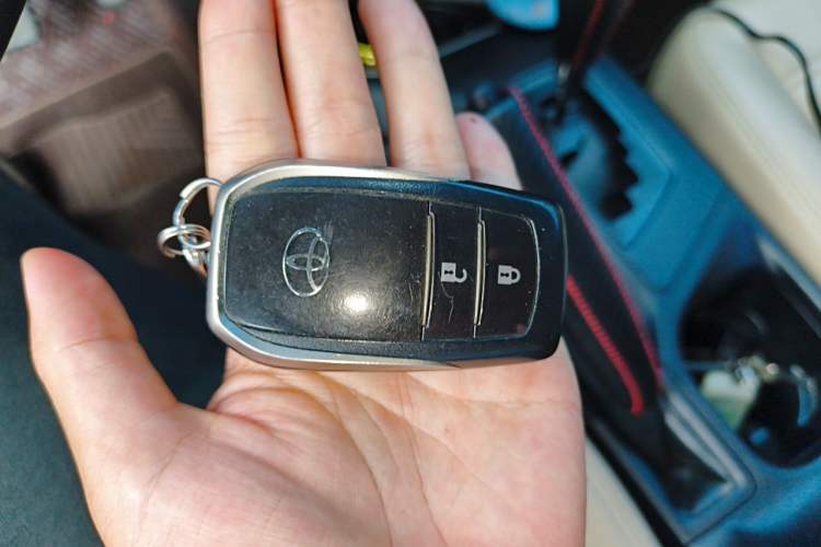 Used Toyota RAV4 2019 2.0L CVT Two-Wheel Drive Comfort Edition China VI Standard Vehicle Key