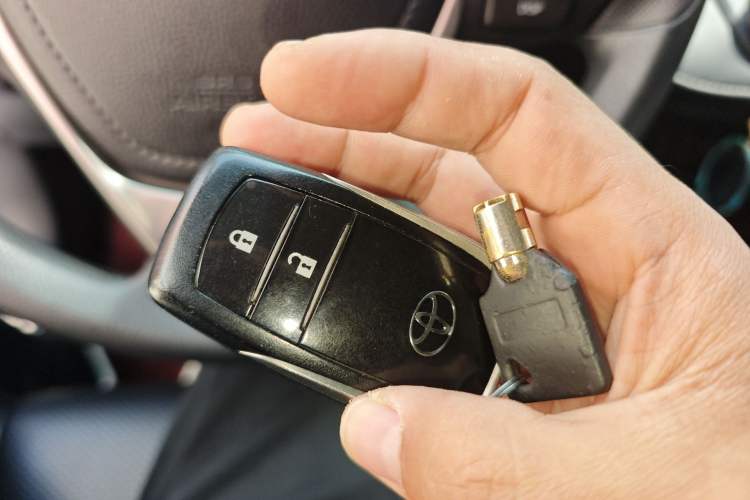 Used Toyota RAV4 2019 2.0L CVT Two-Wheel Drive Pioneer Edition China V Standard Vehicle Key