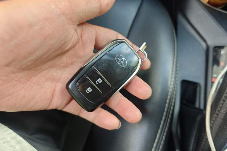 Used Toyota RAV4 2019 2.0L CVT Two-Wheel Drive Luxury Version China VI Standard Vehicle Key