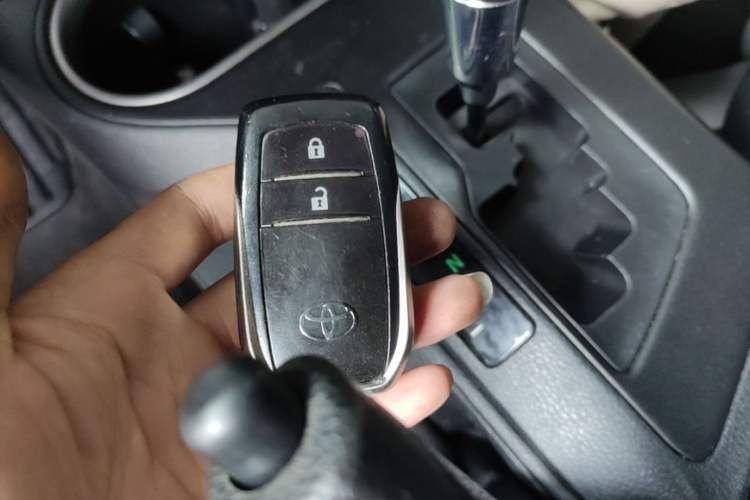 Used Toyota RAV4 2019 2.0L CVT Two-Wheel Drive Fashion X Limited Edition China VI Standard Vehicle Key