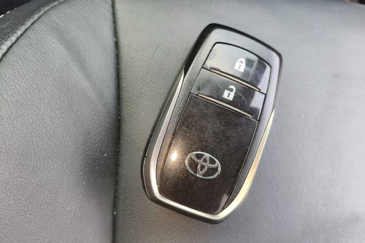 Used Toyota RAV4 2019 2.0L CVT Two-Wheel Drive ZhiShang Version China VI Standard Vehicle Key