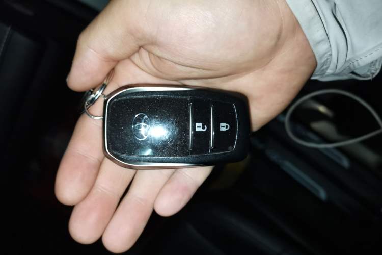 Used Toyota RAV4 2019 2.0L CVT Two-Wheel Drive Luxury Version China VI Standard Vehicle Key