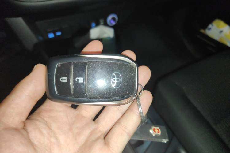 Used Toyota RAV4 2019 2.0L CVT Two-Wheel Drive Luxury Version China VI Standard Vehicle Key