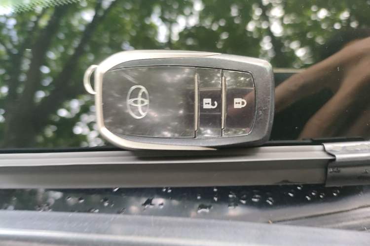 Used Toyota RAV4 2019 2.0L CVT Two-Wheel Drive Pioneer Edition China V Standard Vehicle Key