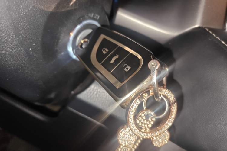 Used Toyota RAV4 2019 2.0L CVT Two-Wheel Drive Pioneer Edition China V Standard Vehicle Key