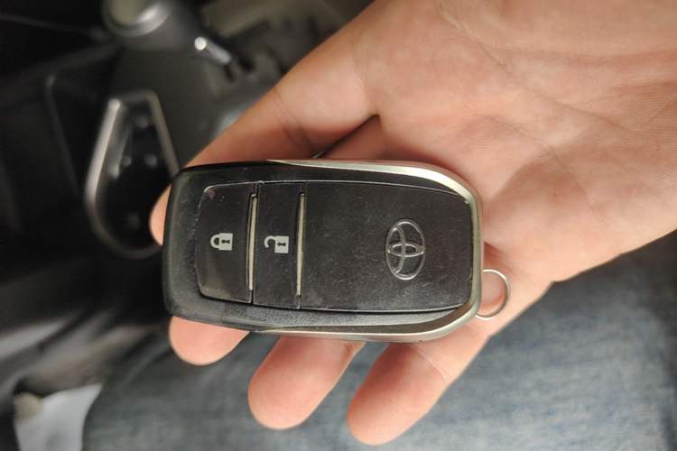 Used Toyota RAV4 2019 2.0L CVT Two-Wheel Drive Luxury Version China VI Standard Vehicle Key