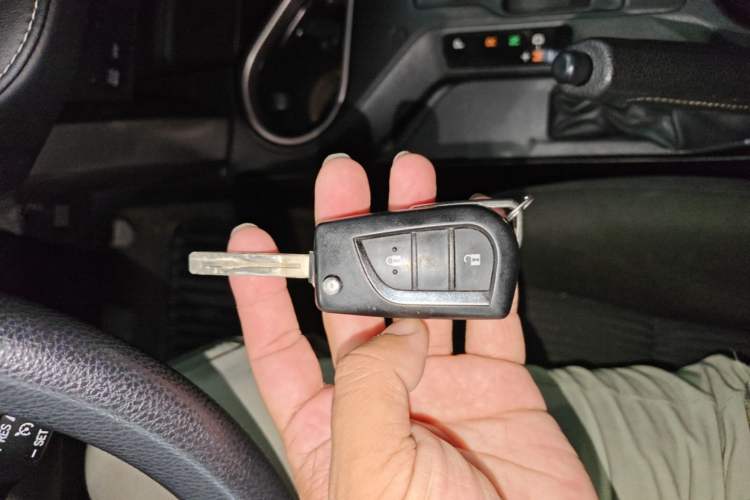 Used Toyota RAV4 2019 2.0L CVT Two-Wheel Drive Pioneer Edition China V Standard Vehicle Key