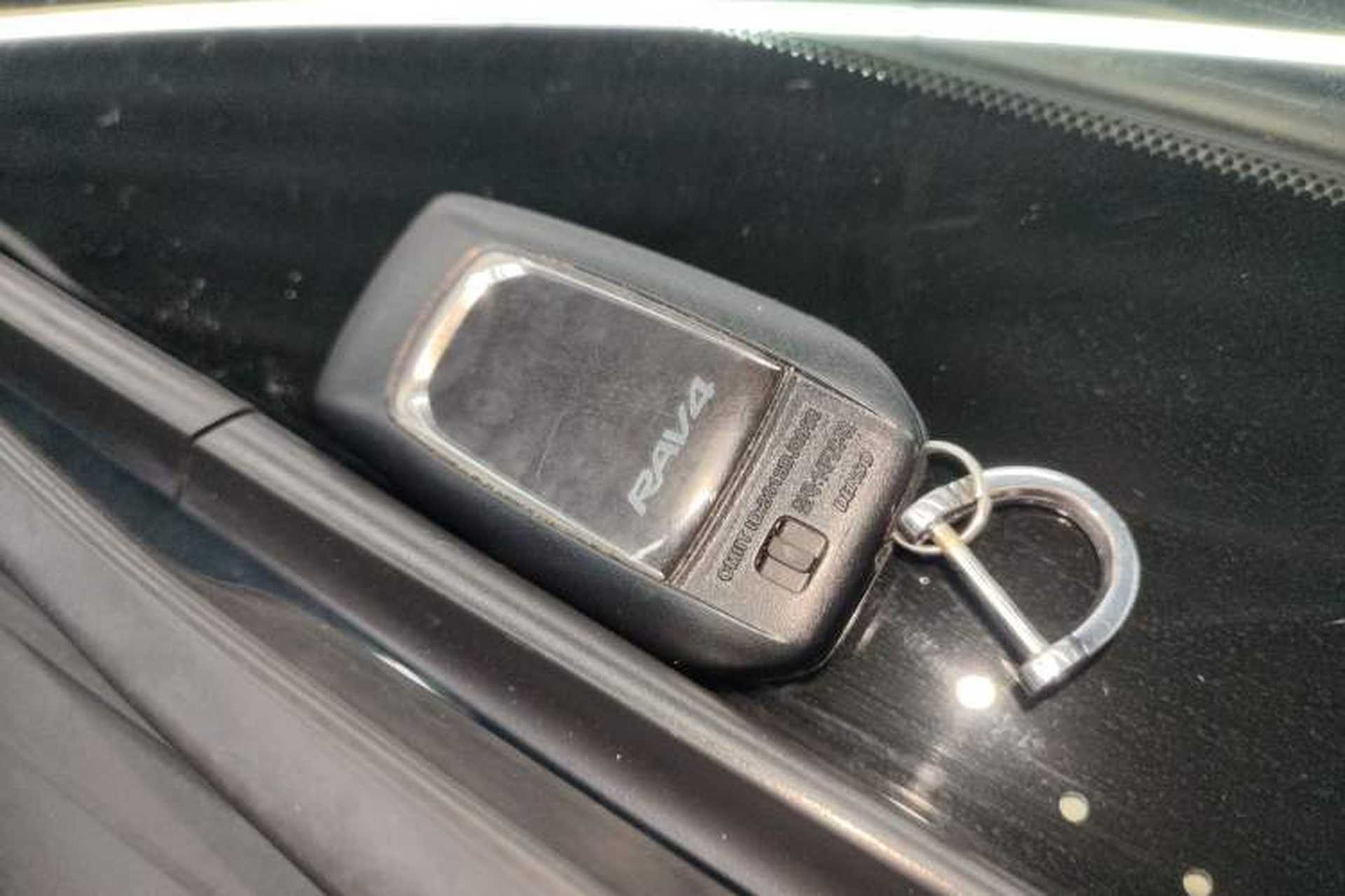 Used Toyota RAV4 2019 2.0L CVT Two-Wheel Drive Comfort Edition China VI Standard Vehicle Key