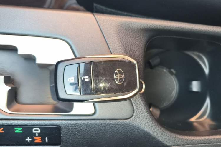 Used Toyota RAV4 2019 2.0L CVT Two-Wheel Drive ZhiShang Version China VI Standard Vehicle Key