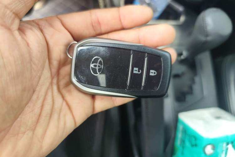 Used Toyota RAV4 2019 2.0L CVT Two-Wheel Drive Fashion X Limited Edition China V Standard Vehicle Key