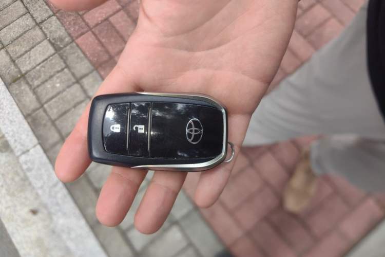 Used Toyota RAV4 2019 2.0L CVT Two-Wheel Drive Fashion X Limited Edition China VI Standard Vehicle Key