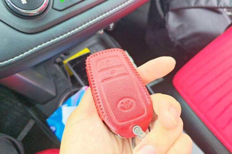 Used Toyota RAV4 2019 2.0L CVT Two-Wheel Drive Fashion X Limited Edition China V Standard Vehicle Key