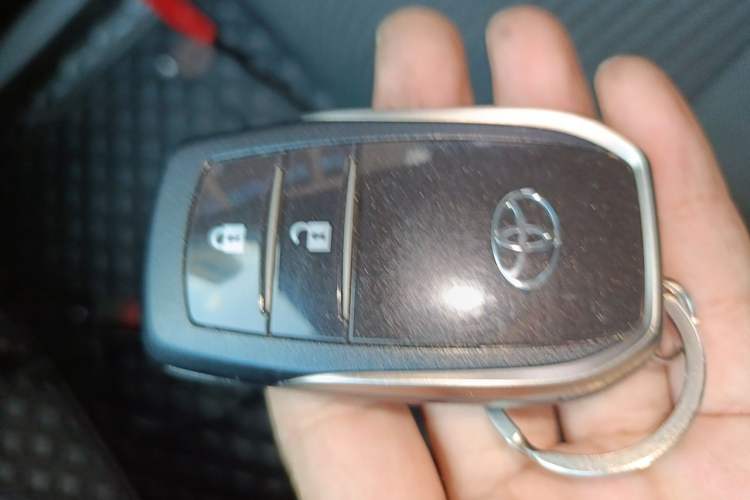 Used Toyota RAV4 2019 2.0L CVT Two-Wheel Drive Fashion X Limited Edition China VI Standard Vehicle Key