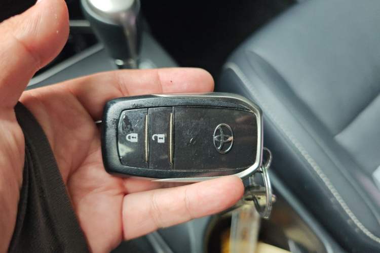 Used Toyota RAV4 2019 2.0L CVT Two-Wheel Drive ZhiShang Version China VI Standard Vehicle Key