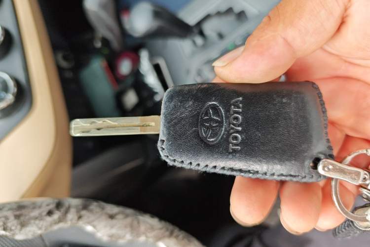 Used Toyota RAV4 2019 2.0L CVT Two-Wheel Drive Urban Edition China VI Standard Vehicle Key