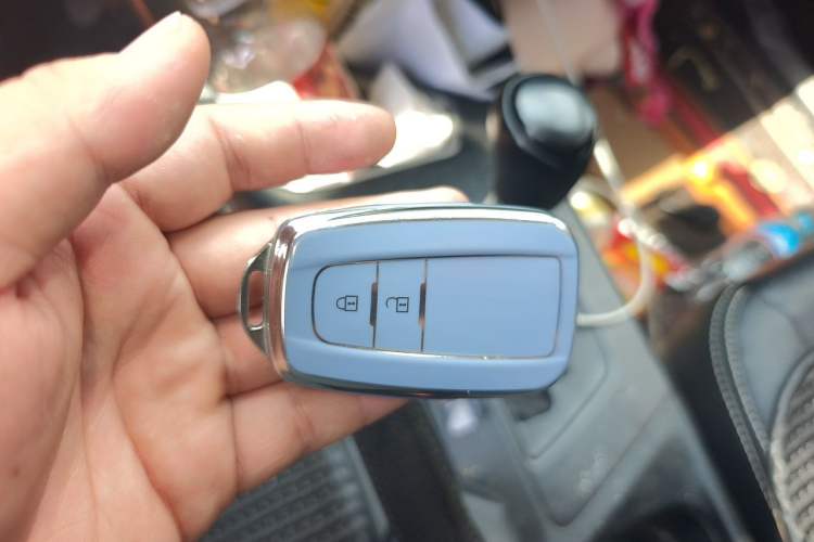 Used Toyota RAV4 2019 2.0L CVT Two-Wheel Drive Fashion X Limited Edition China VI Standard Vehicle Key