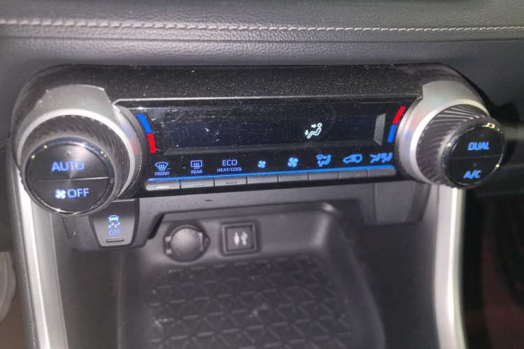 Used Toyota RAV4 2020 Dual-Engine 2.5L E-CVT Two-Wheel Drive Elite Edition Audio And AC Panel