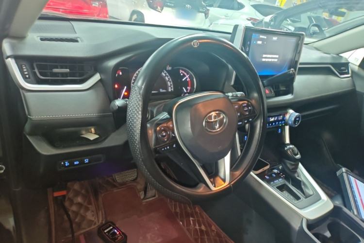 Used Toyota RAV4 2020 2.0L CVT Two-Wheel Drive Fashion Edition Center Console