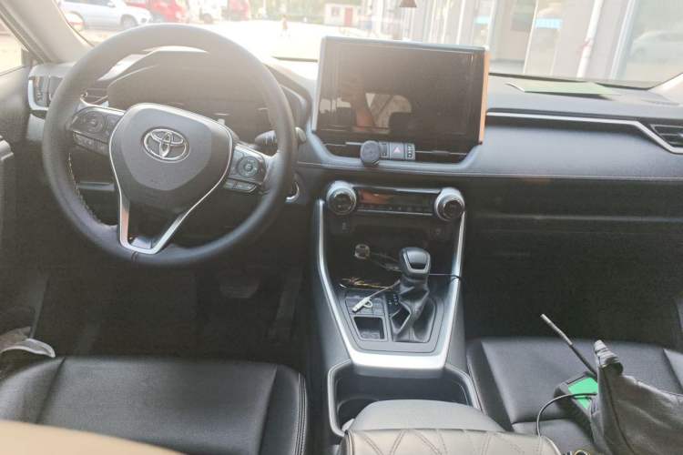 Used Toyota RAV4 2020 2.0L CVT 4x4 Trend Edition Center Console