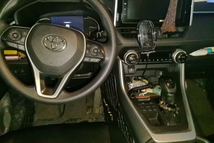 Used Toyota RAV4 2020 2.0L CVT 4x4 Trend Edition Center Console