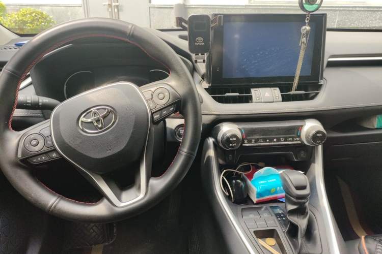 Used Toyota RAV4 2020 2.0L CVT Two-Wheel Drive Fashion Edition Center Console