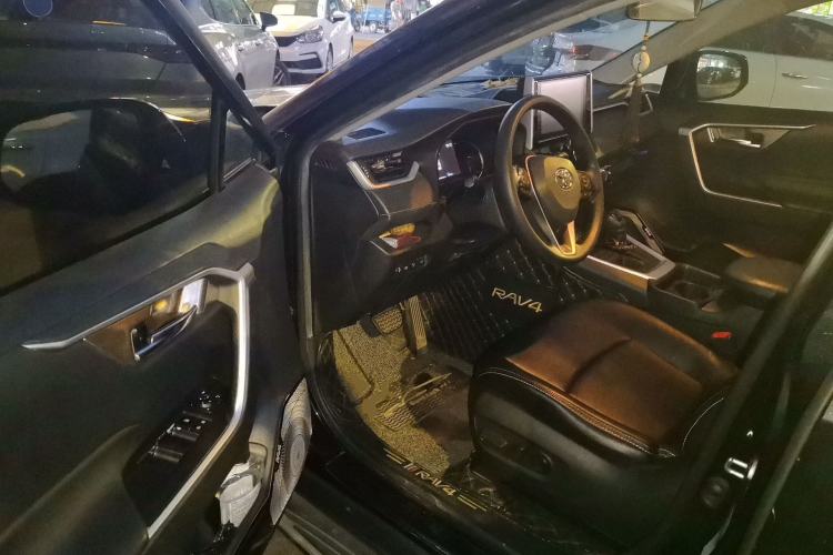 Used Toyota RAV4 2020 2.0L CVT 4x4 Trend Edition Driver Seat
