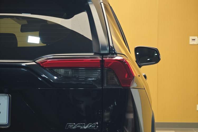 Used Toyota RAV4 2020 2.0L CVT Two-Wheel Drive Fashion Edition Exterior 3