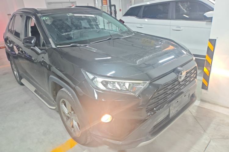 Used Toyota RAV4 2020 2.0L CVT Two-Wheel Drive Fashion Edition Front Right 45 Deg