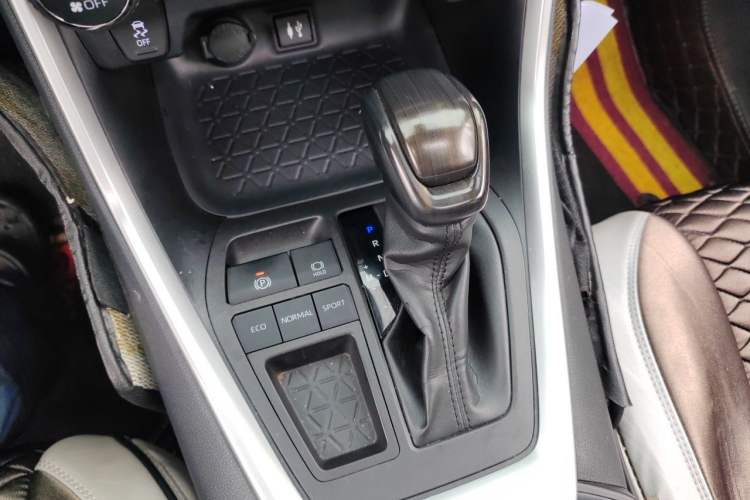 Used Toyota RAV4 2020 2.0L CVT Two-Wheel Drive Fashion Edition Gear Lever
