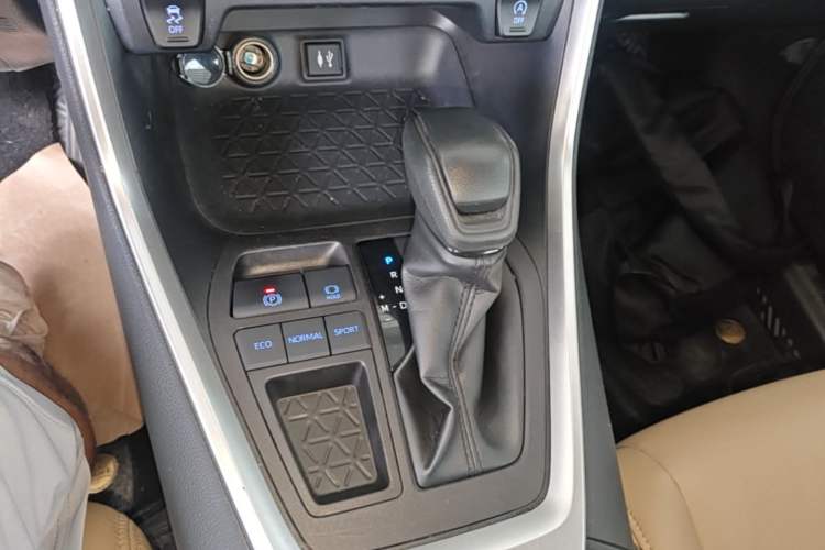 Used Toyota RAV4 2020 2.0L CVT Two-Wheel Drive Fashion Edition Gear Lever