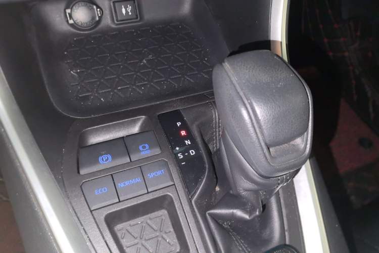 Used Toyota RAV4 2020 Dual-Engine 2.5L E-CVT Two-Wheel Drive Elite Edition Gear Lever