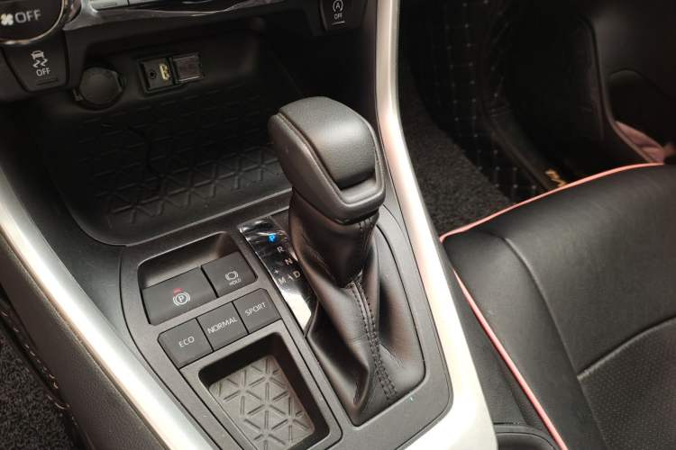 Used Toyota RAV4 2020 2.0L CVT Two-Wheel Drive Fashion Edition Gear Lever