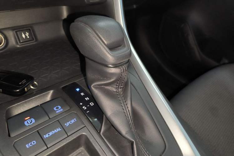 Used Toyota RAV4 2020 Dual-Engine 2.5L E-CVT Two-Wheel Drive Elite Edition Gear Lever
