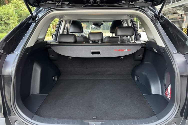 Used Toyota RAV4 2020 Dual-Engine 2.5L E-CVT Two-Wheel Drive Elite Edition Interior 11