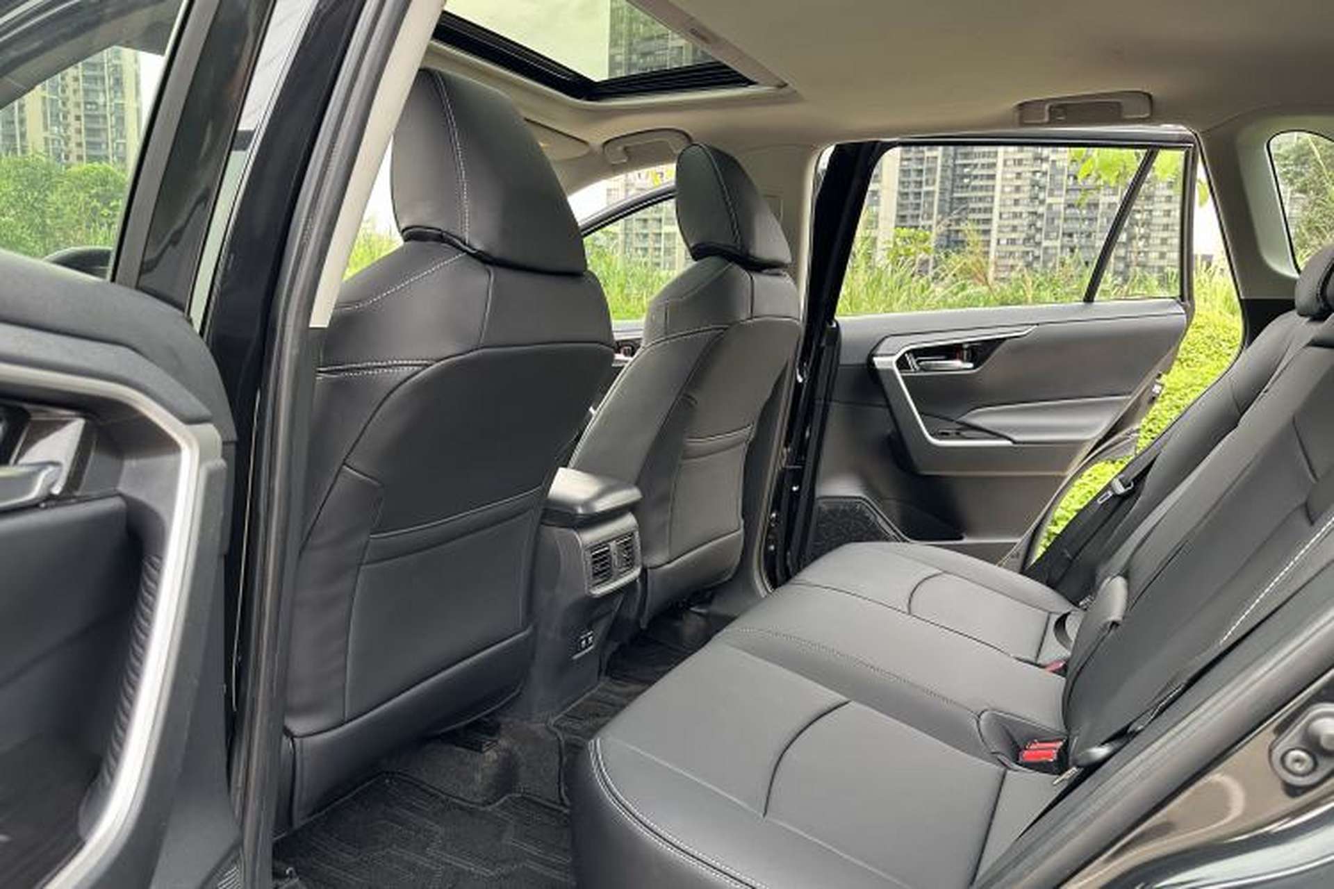 Used Toyota RAV4 2020 2.0L CVT Two-Wheel Drive Fashion Edition Interior 3