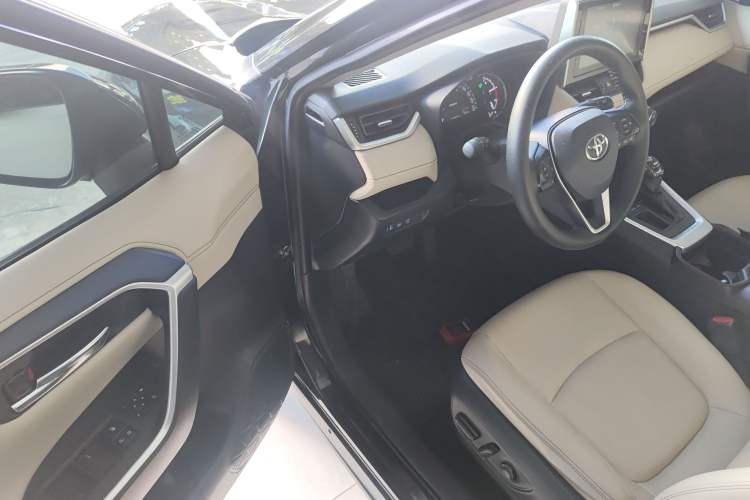Used Toyota RAV4 2020 2.0L CVT Two-Wheel Drive Fashion PLUS Edition Interior 3
