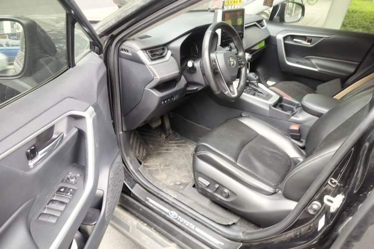 Used Toyota RAV4 2020 2.0L CVT Two-Wheel Drive Fashion Edition Interior 3