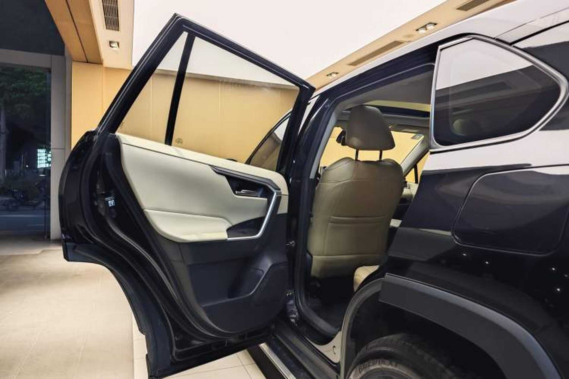 Used Toyota RAV4 2020 2.0L CVT Two-Wheel Drive Fashion Edition Interior 4