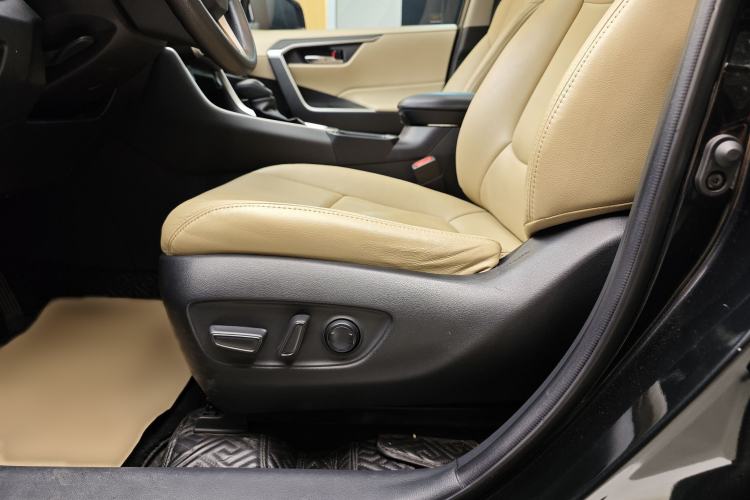 Used Toyota RAV4 2020 2.0L CVT Two-Wheel Drive Fashion Edition Interior 9