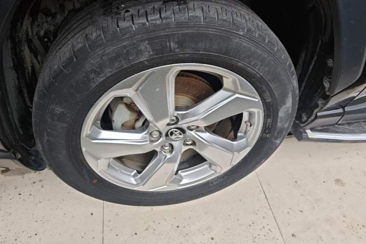 Used Toyota RAV4 2020 2.0L CVT 4x4 Trend Edition Left Front Wheel Hub