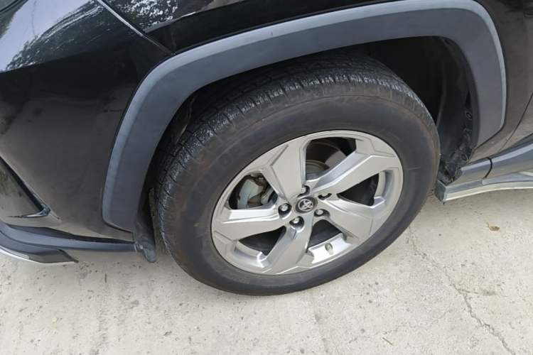 Used Toyota RAV4 2020 2.0L CVT 4x4 Style PLUS Edition Left Front Wheel Hub