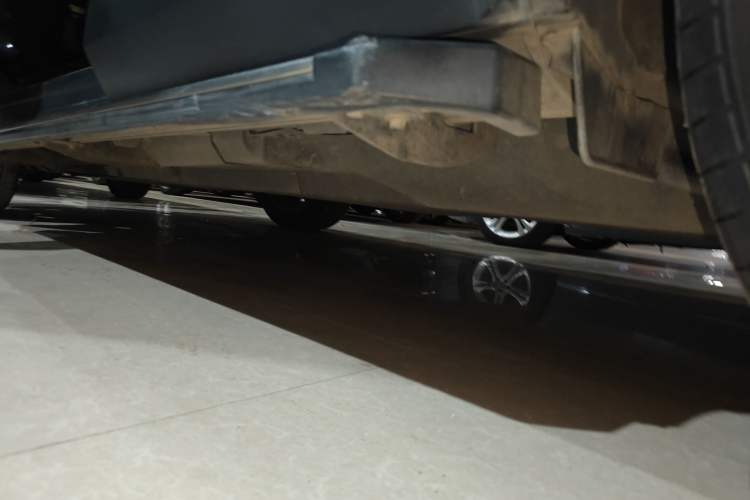 Used Toyota RAV4 2020 2.0L CVT Two-Wheel Drive Prestige Edition Left Side Sill