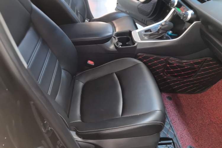 Used Toyota RAV4 2020 Dual-Engine 2.5L E-CVT Two-Wheel Drive Elite Edition Right Front Seat