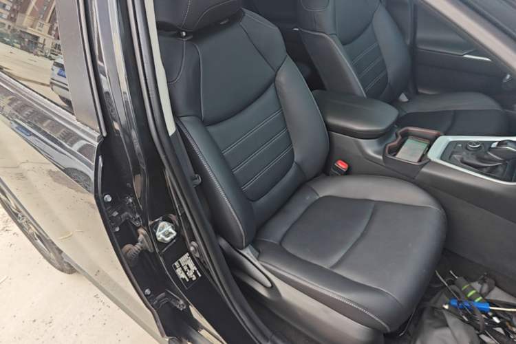 Used Toyota RAV4 2020 Dual-Engine 2.5L E-CVT 4x4 Elite PLUS Edition Right Front Seat