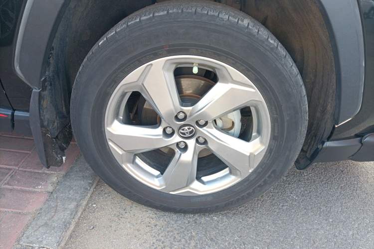 Used Toyota RAV4 2020 2.0L CVT 4x4 Style PLUS Edition Right Front Wheel Hub