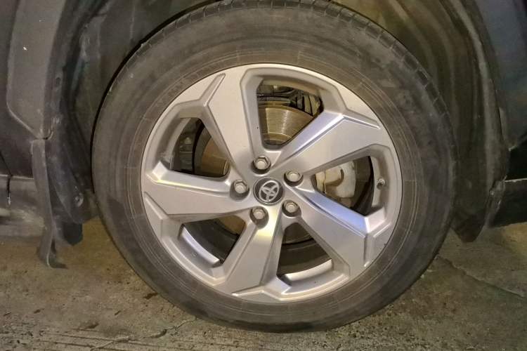Used Toyota RAV4 2020 2.0L CVT 4x4 Trend Edition Right Front Wheel Hub