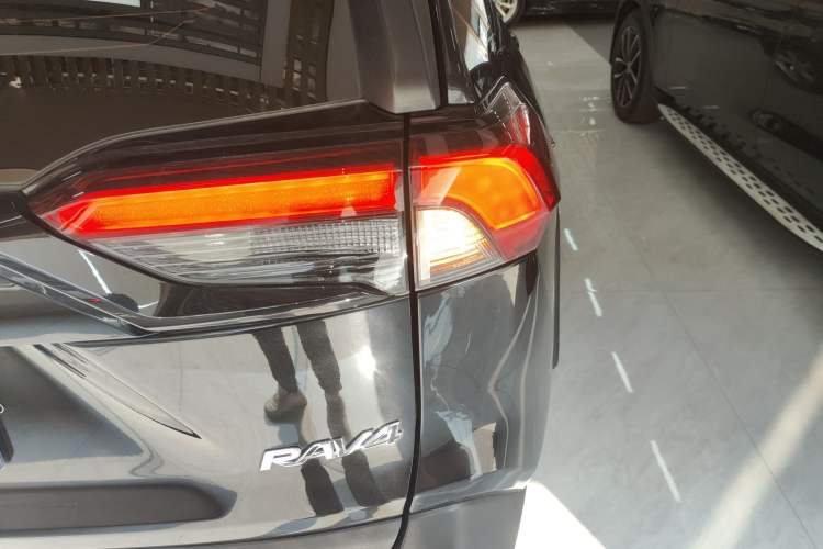 Used Toyota RAV4 2020 2.0L CVT Two-Wheel Drive Fashion Edition Right Rear Taillight