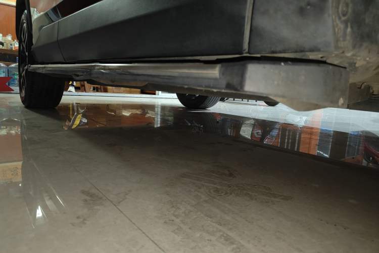 Used Toyota RAV4 2020 2.0L CVT Two-Wheel Drive Prestige Edition Right Side Sill